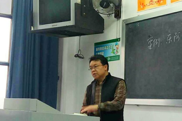深藍機器公司領導為高校學生授課 深藍機器公司領導為高校學生授課